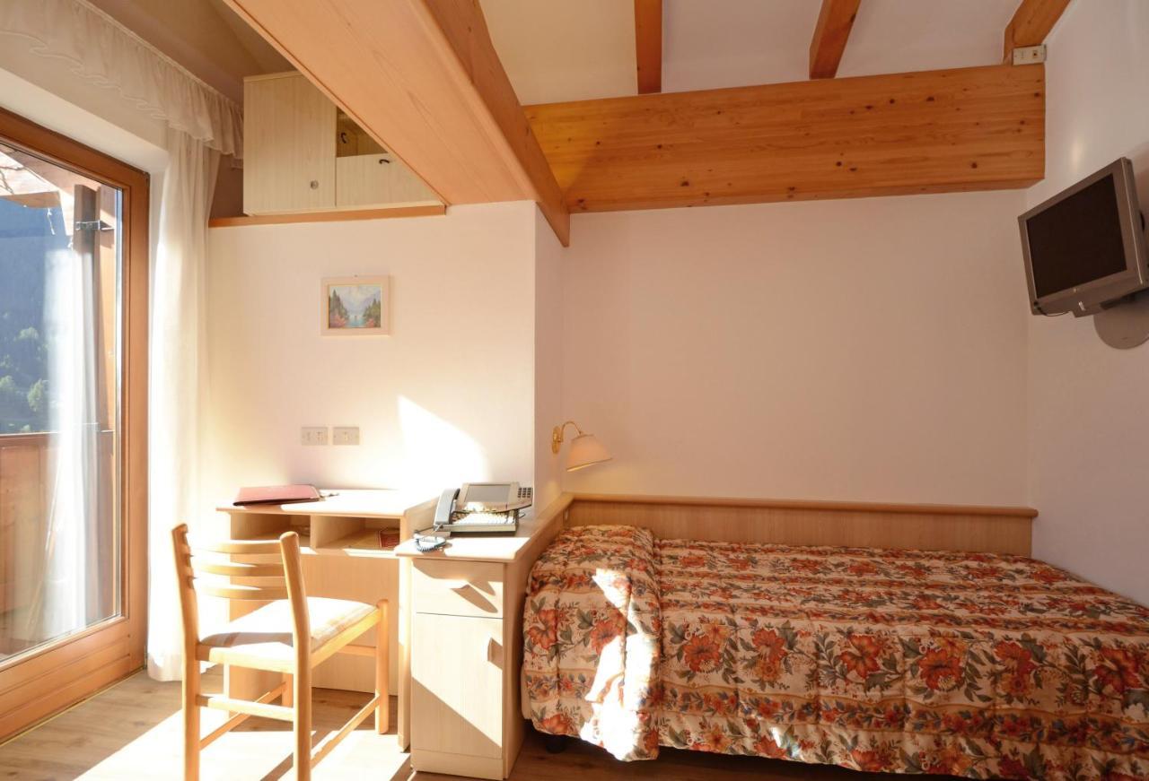 Hotel La Soldanella Моена Стая снимка