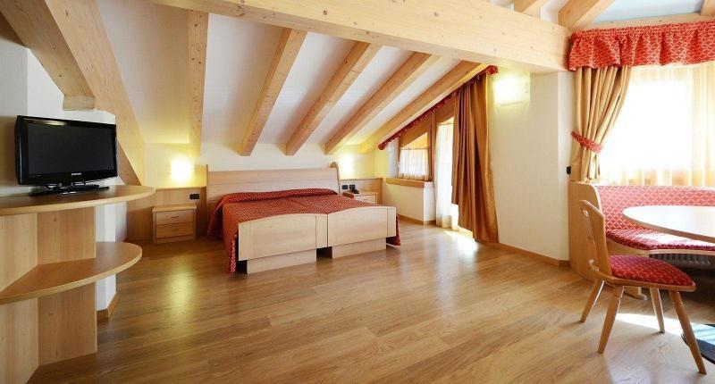 Hotel La Soldanella Моена Екстериор снимка
