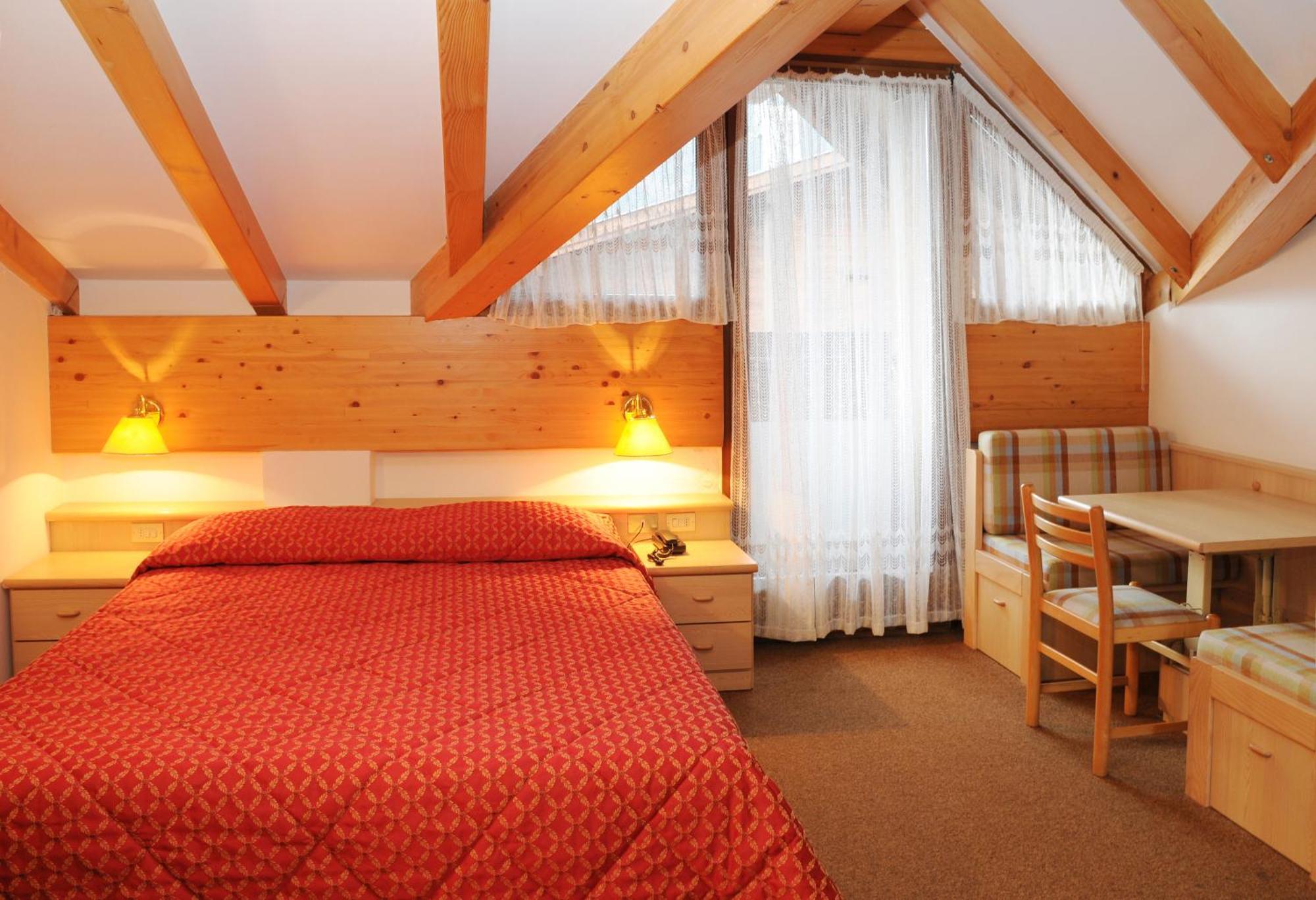 Hotel La Soldanella Моена Екстериор снимка