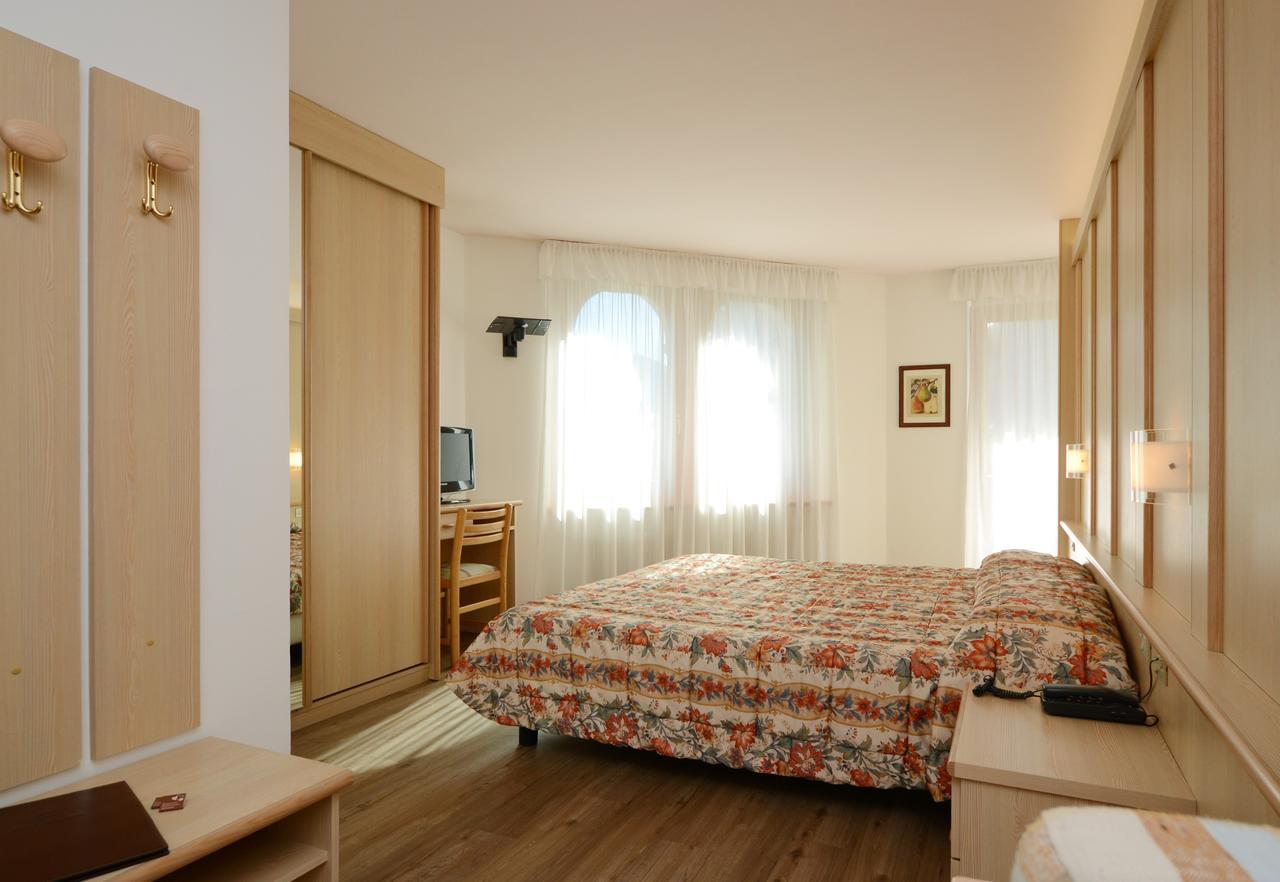 Hotel La Soldanella Моена Екстериор снимка