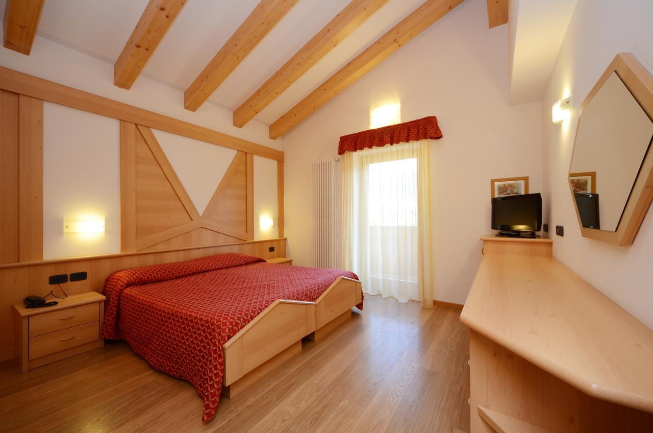 Hotel La Soldanella Моена Екстериор снимка