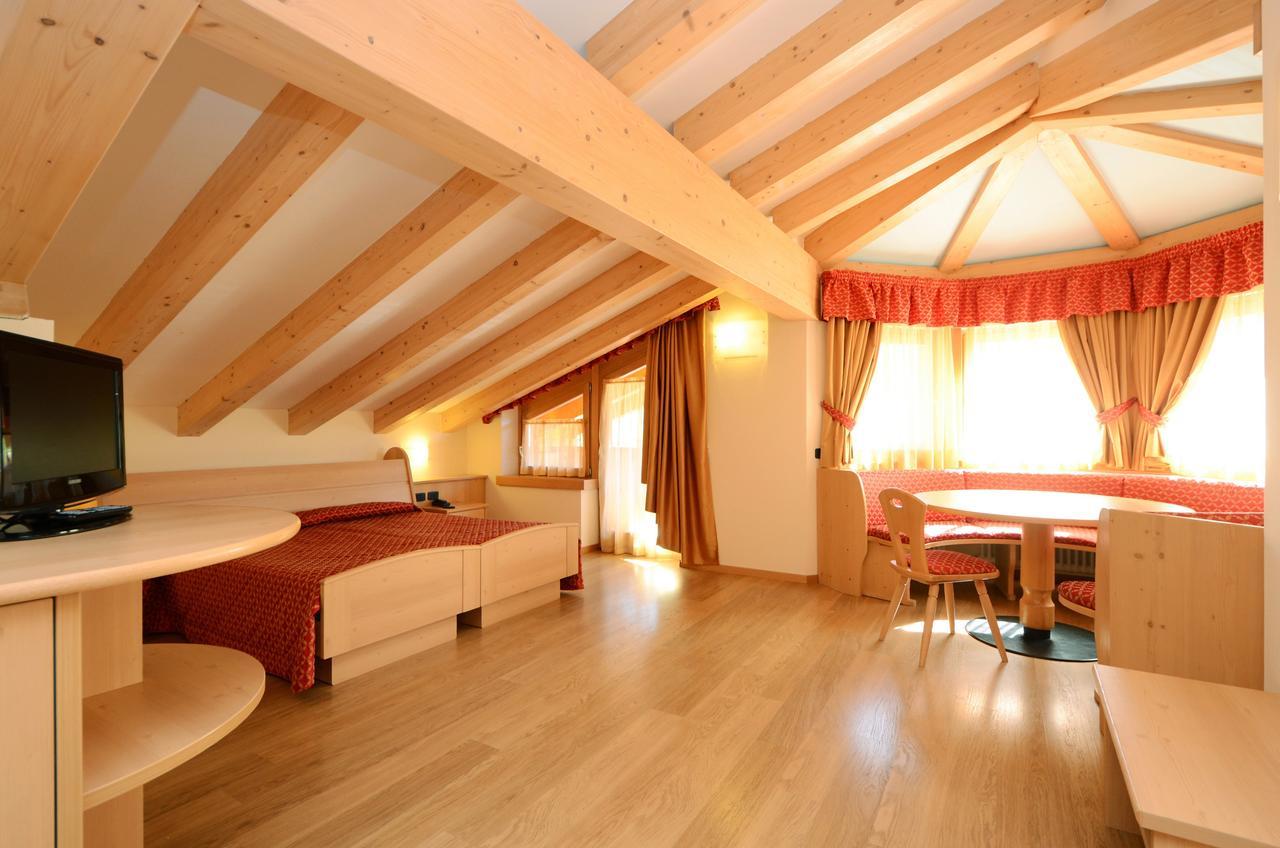 Hotel La Soldanella Моена Екстериор снимка