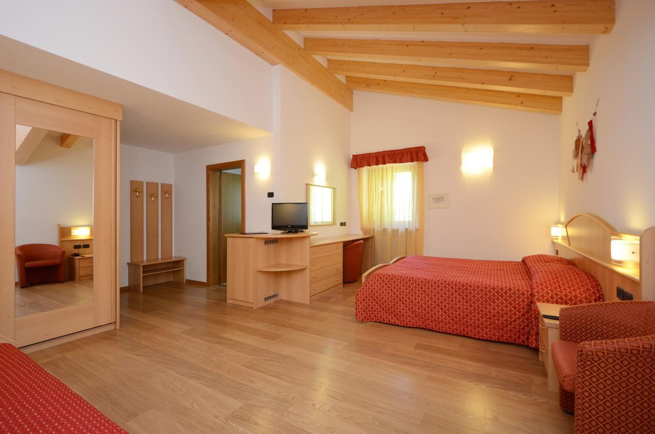 Hotel La Soldanella Моена Екстериор снимка
