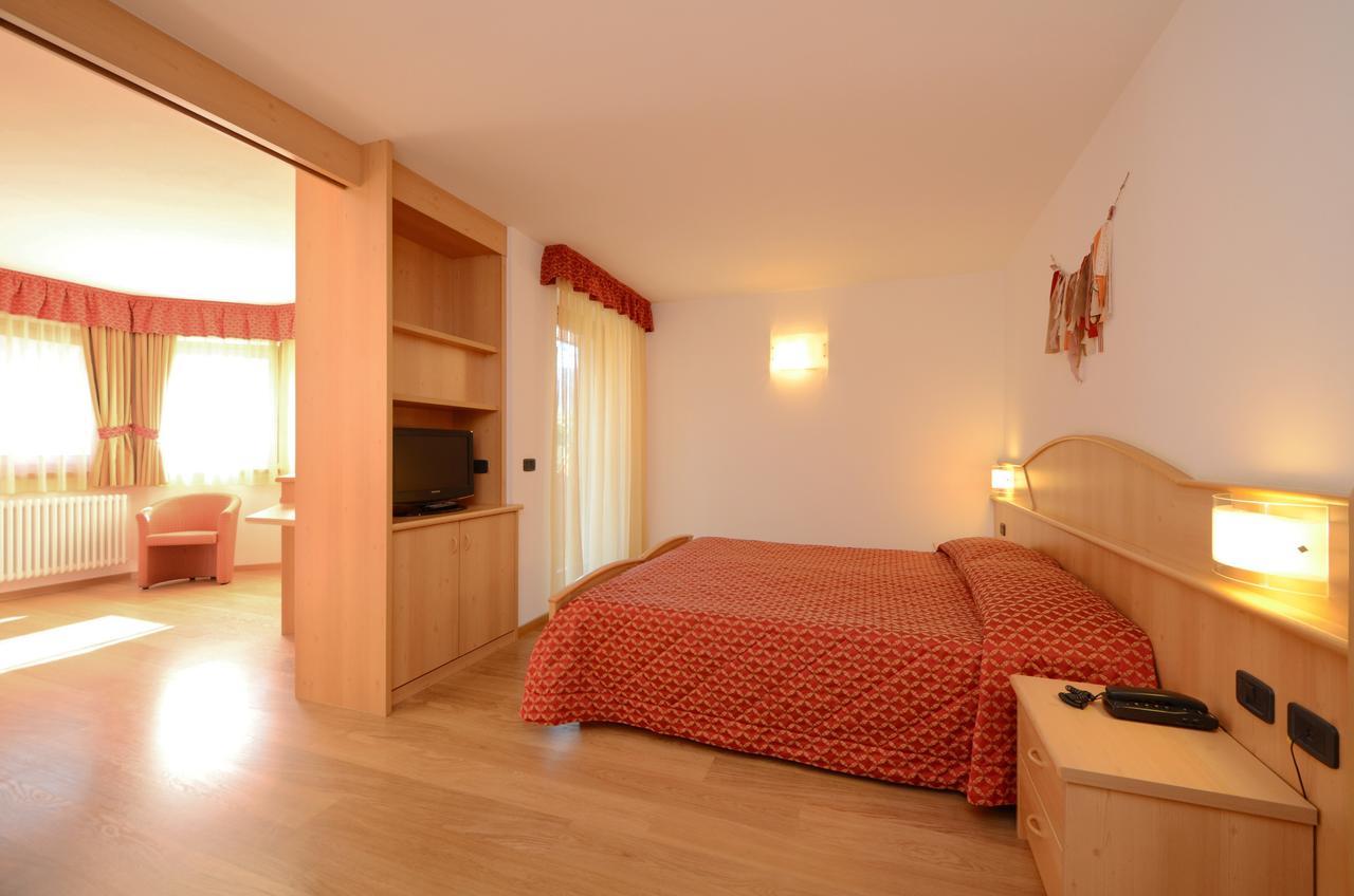 Hotel La Soldanella Моена Екстериор снимка